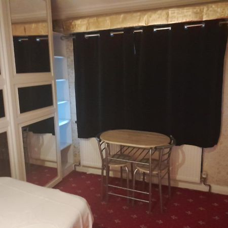 Lovely 1-Bed Studio In London Apartman Kültér fotó